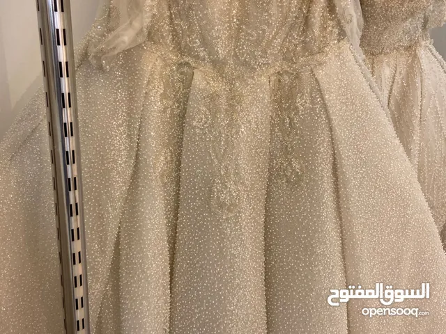 مطلوب للعمل لدى محل بدلات عرائس وفساتين سهره خياطه لديها القدرة على العمل ولديها الخبره الكافيه
