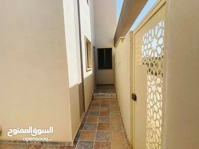 200 m2 More than 6 bedrooms Townhouse for Rent in Tripoli Ain Zara