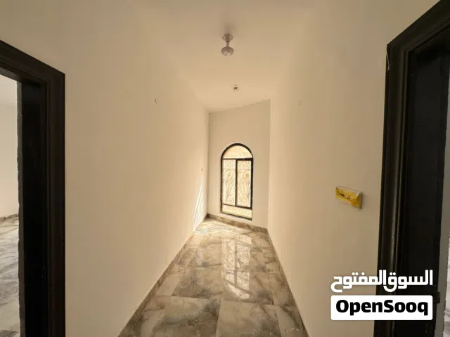 يتوفر بيت للأيجار البراضعيه  كراج يسع 3 سيارات  طابقين 5 غرف + صاله كبيره + ديوانيه  المساح 350 متر