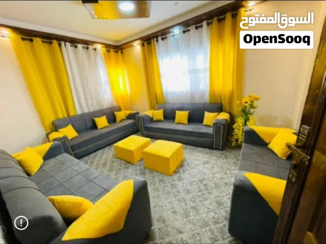 كنب مد كامل مع البرادي والمخدات والطاولات