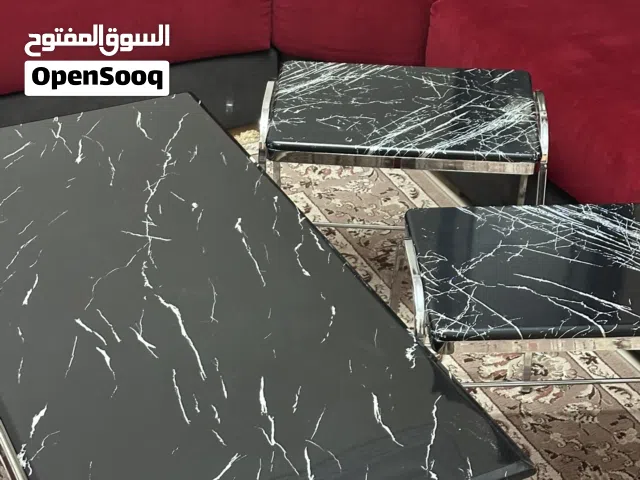 طاولة و معاها اربعة طاولات جانبية