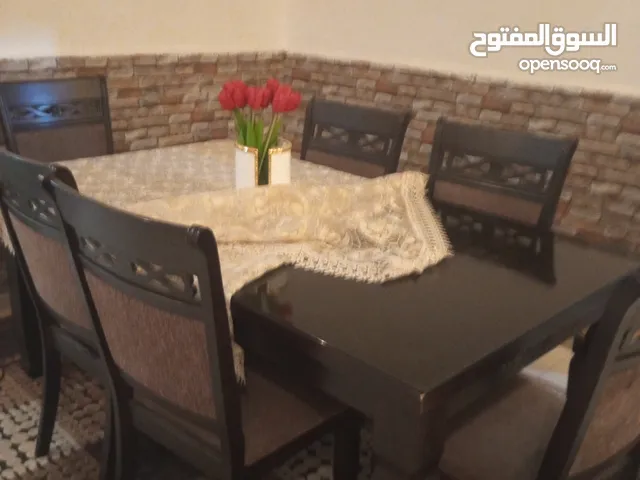 طاولة سفره متوسطة الحجم مع ستة كراسي ذات سعر 99.99 لفتره محدوده حالتها مستعمله/شبه وكاله في اربد
