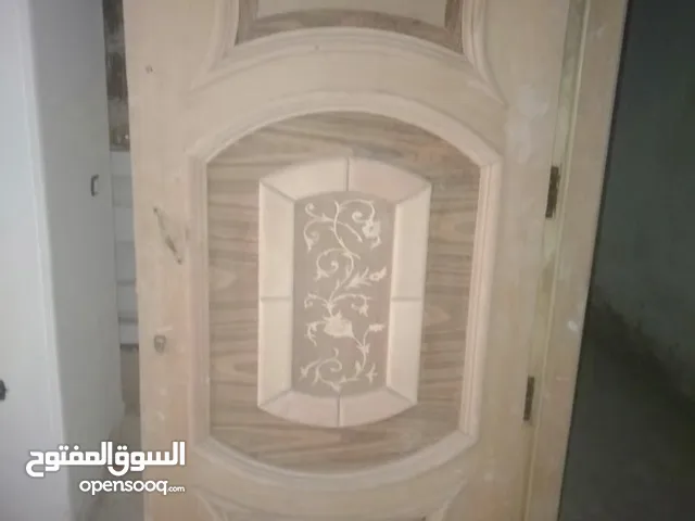 باب شقة خشب زان محمل بالحلق والمفصلات محمله وشيك