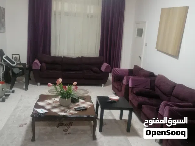 طقم كنبايات 7 مقاعد مع برادي من ايكيا وطقم طاولات وسط كبيرة وثنتين صغار