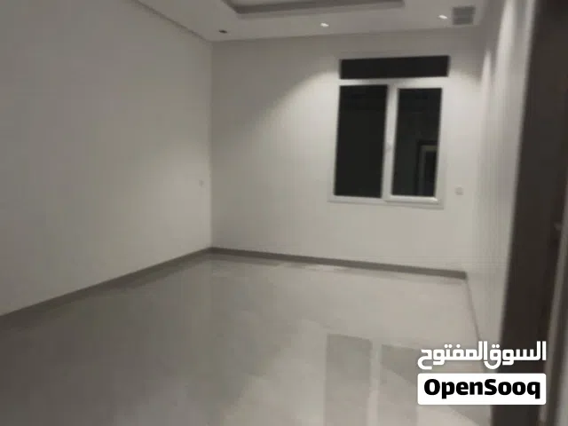 للايجار شقة في سعد العبدالله على شارع رئيسي