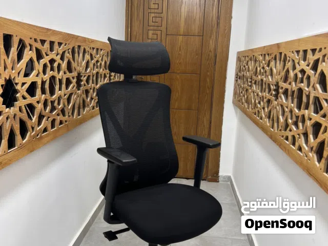 لو شغلك مهم... كرسيك لازم يكون أريح! كرسي شبك مصمم للراحة القصوى حتى بأطول أيام الدوام! مش أي كرسي