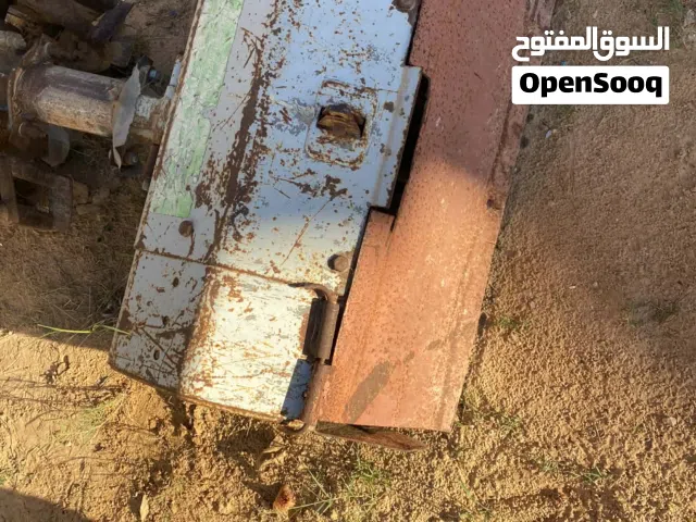 حصاده يدويه و معها عزاقه و منجل