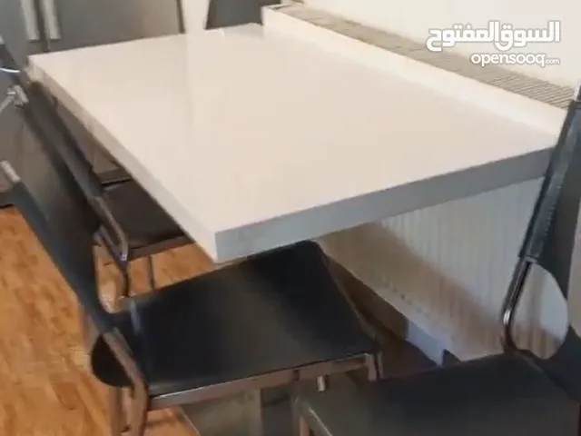 طاوله فخمه ثقيله ضد الساخن قاعده ستانلس مع 4 كراسي فخمه