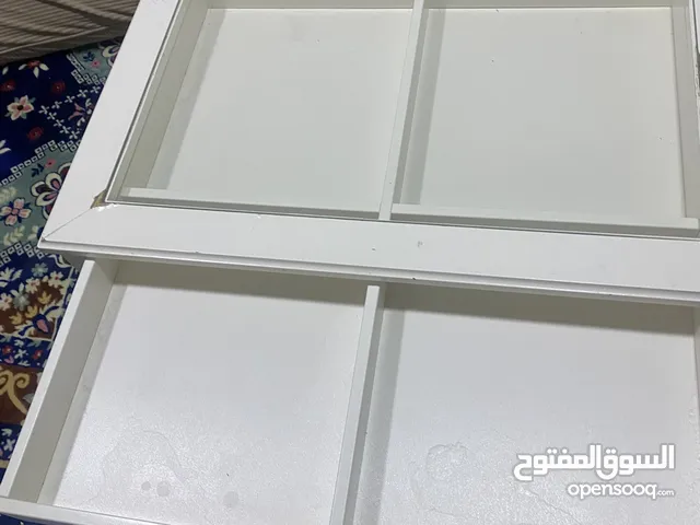 طاولة غرفة جلوس بها درج