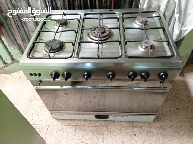 غاز وفرن إيطالي خمس رؤوس وميكروويف ومكنسة كهربائية للبيع