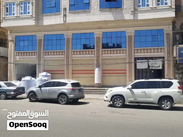محلات للايجار مع الدور الثاني شارع رئيسي