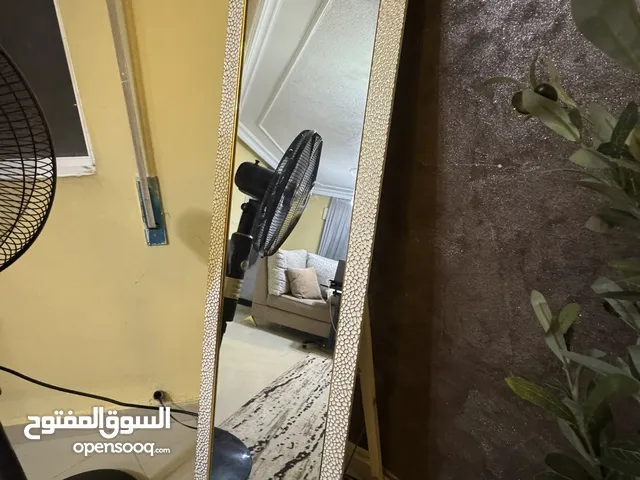 مرايه ستاند لغرفة الجلوس او الصالون او غرفة النوم ذهبي وأبيض جميله جدا خشب