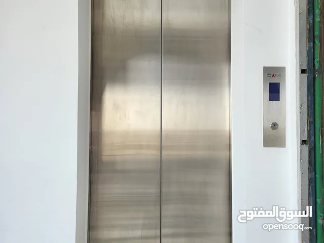 مصعد ركاب بخطوتين مثبتين في إطار معدني للتثبيت في المكتب أو الفيلا.