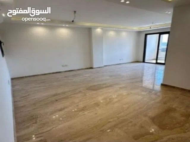 شقه للبيع بتشطيب كاملوالتكيفات و بالمطبخ في قلب مصر الجديه مصر الجديده علي 6 سنين قسط