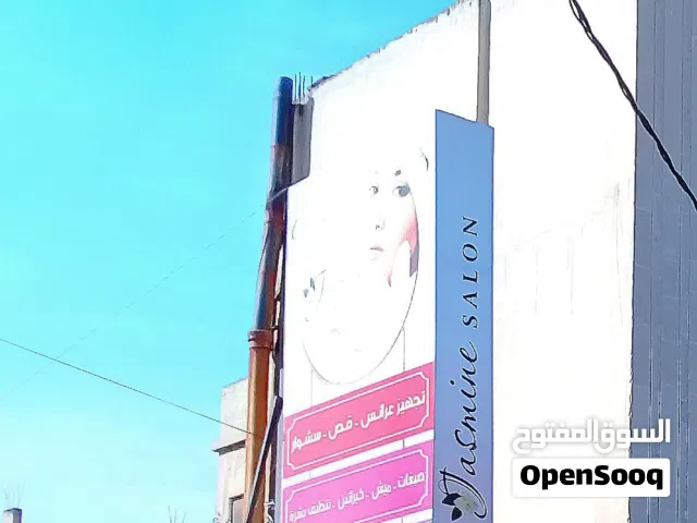 قارمة محل تجاري مضيئة "بحالة ممتازة" مع ستاند