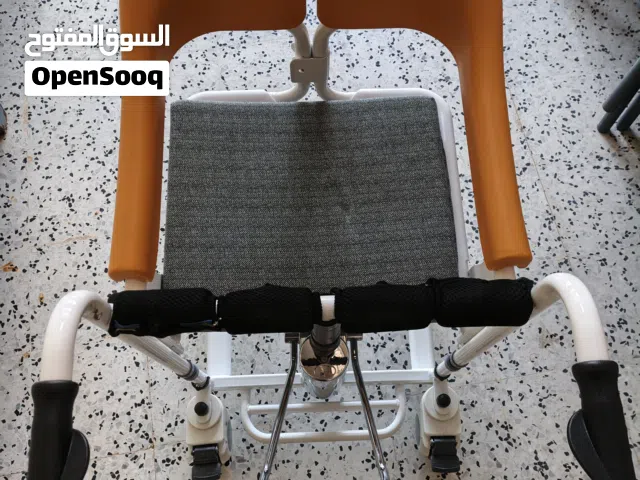 كرسي متحرك يساعد نقل المقعدين من السرير الى الحمام