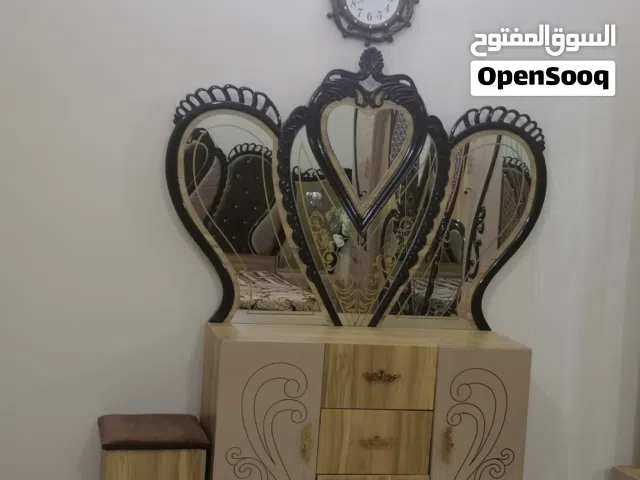 غرفة تركي خشب للبيع بدون الدوشك مابيهة شي فقط سكة للكنتور والجرباية طايحة الحديدة الي بالوسط