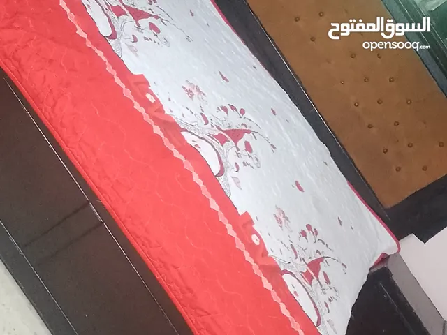 غرفة نوم تفصيل خشب ثقيلغرفة نوم خزانه طابقين مع تخت وتواليت وكمدينتين خشب ثقيل تفصيل