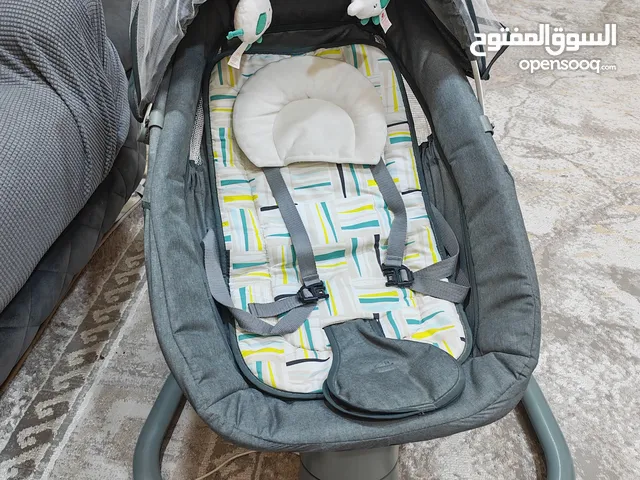 كرسي وسرير طفل هزاز جديد مامستخدم مضموم