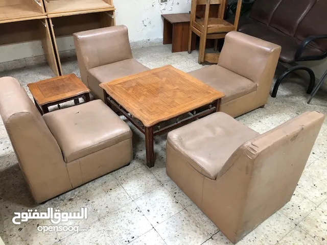 كنب جلد مع طاولة وسط