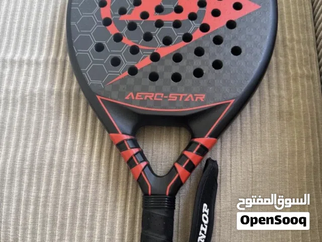 للبيع مضرب بادل مستعمل مره وحده ما في شي كان 77 دينار الحين 65 والصامل مارح اقصر معاه