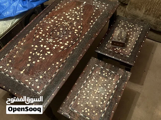 طقم طاولات اسباني شبه جديد ،1 كبيرة و 2 صغار للبيع