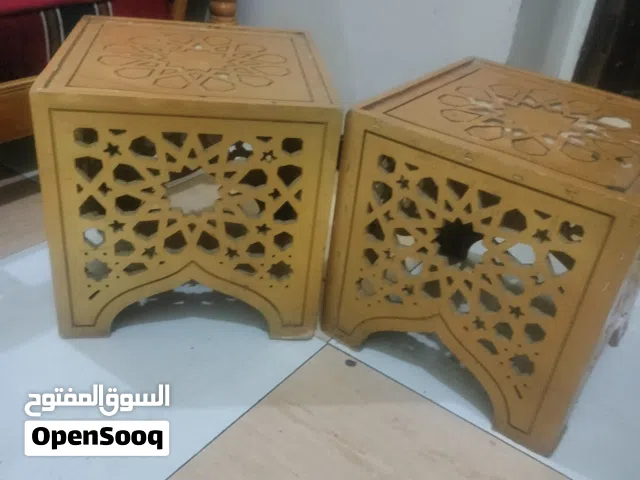 طاولات خشب منقش