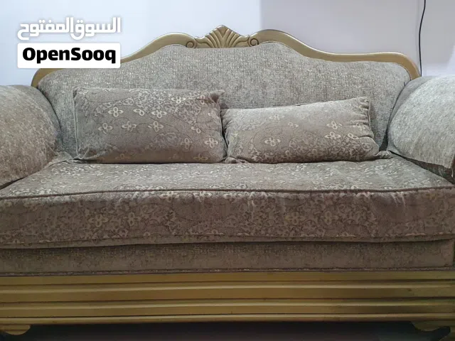 كنبه و 2 كرسي للبيع بحالة ممتازة