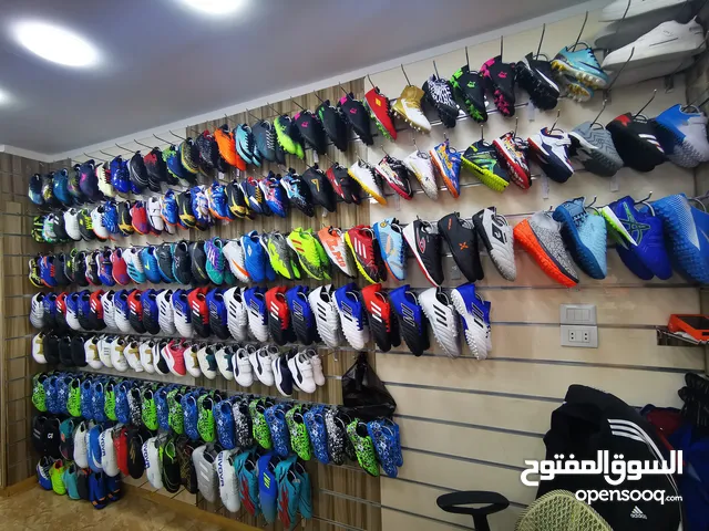 محل أحذيه بكامل الديكور والمعدات والأحذيه