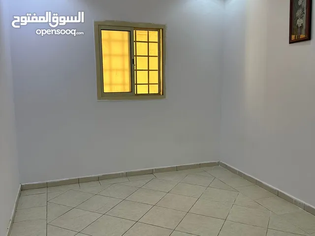 شقه فاخره للايجار**  الرياض  حي اليرموك -   غرفتين  وصالة -   مطبخ راكب -   مكيفات راكبة -  صالة كبي