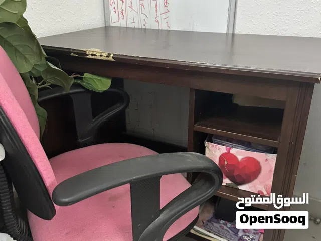 مكتب وكرسي