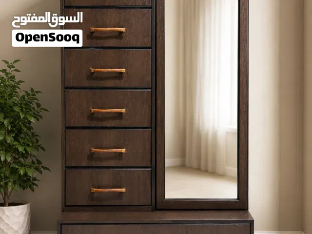 للبيع تسريحة خشب تفصيل خاص بحالة ممتازة