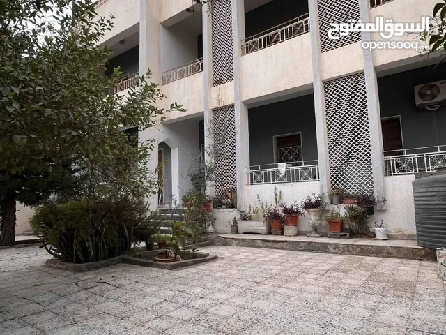 436  للبيع  فيلا في موقع تجاري واجهتين شارع من الامام والخلف واجهة عالرئيسي بها 4 محلاتsasi