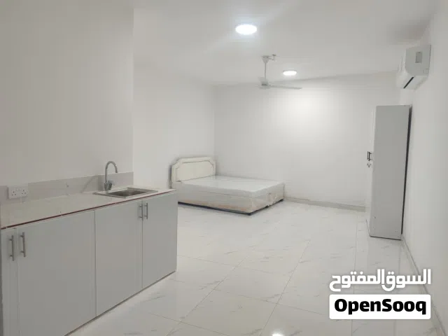غرف للايجار الشهري صحار قريبه من الكورنيش شارع كشمير خلف مطعم الاحساء الغرفه ارضيه لها مدخل