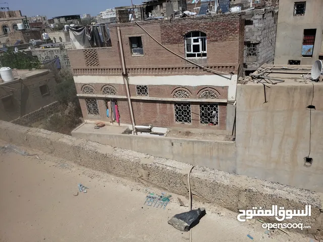 عماره في صنعاء شارع مارب شارع عشره زفله ومجاري وجميع الخدمات متوفره خمس لبن وربع حر معمد