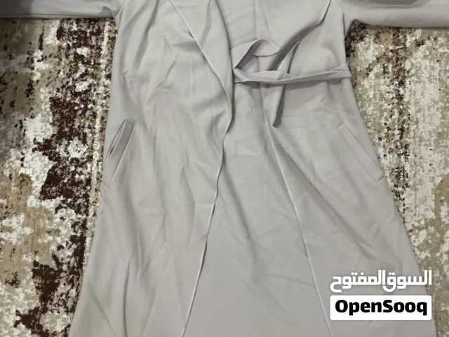 جاكيت ترنش بيج أنيق بحزام – تصميم عصري خفيف .