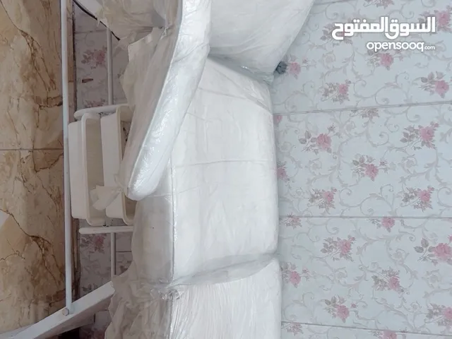 جلسه عربيه اربع قطع مع سديه مع بدكير قدم مع مصطبه مرمر مع حوض وخلاط كامل