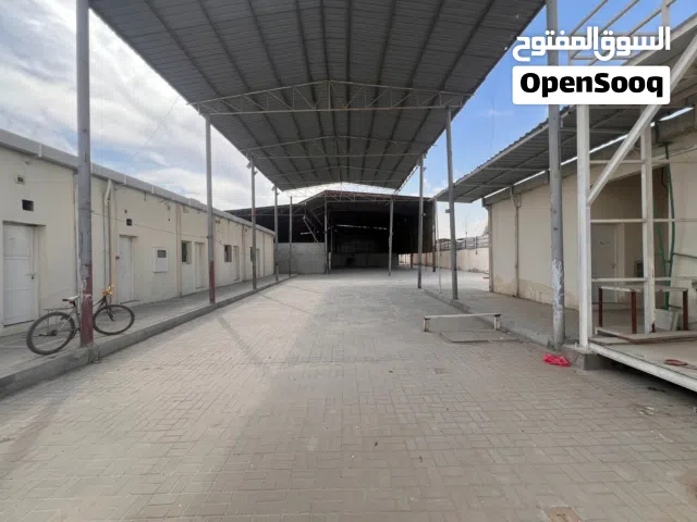 مصنع للإيجارفي قلب مدينة الإمارات الصناعية على شارع رئيسي مساحة 20000 قدم مربع  كهرباء 75 كيلو واط