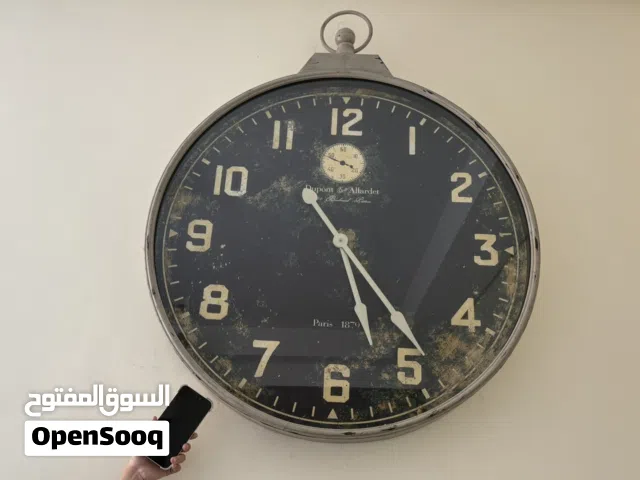 ساعة حائط كبيرة نظيفه