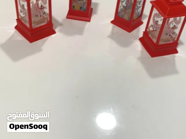 فوانيس  وزينة رمضان وقاعدة خشبية للمصحف وسجادات الصلاة