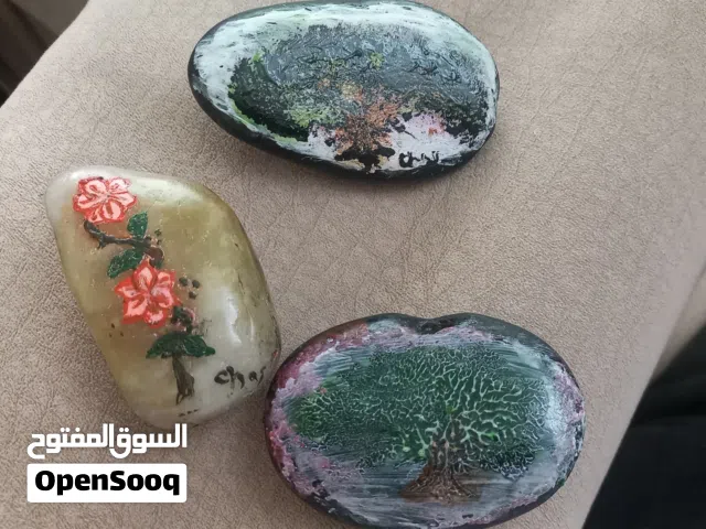 لوحات فنية على حجر أسود شجرة الحياة وازهار على حجر شبه كريم كما في الصورة