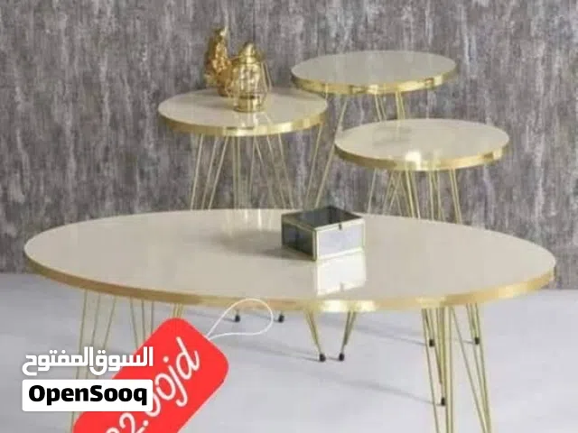 طاولة وسط مع 3 طاولات سيرفس