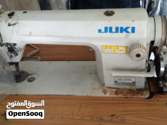 ماكينة خياطه juki  مع الطاوله من النوع المستخدم في محلات الخياطه