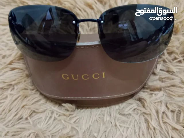 نظارات شمسية فاخرة وانيقة غوتشي Gucci للسيدات اصلية 100 ٪ إيطالية مستعملة بحالة ممتازة.