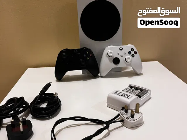 للبيع اكس بوكس سيرس اس معه قيرين و شبه جديدة معه محول لشحن بطاريات