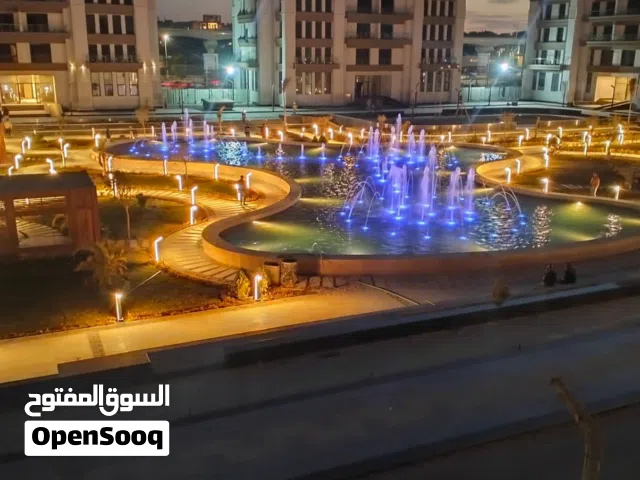 شقه للبيع استلام فورى قدام الجامعه الامريكيه تشطيب الترا سوبر لوكس بالتكييفات و السخانات