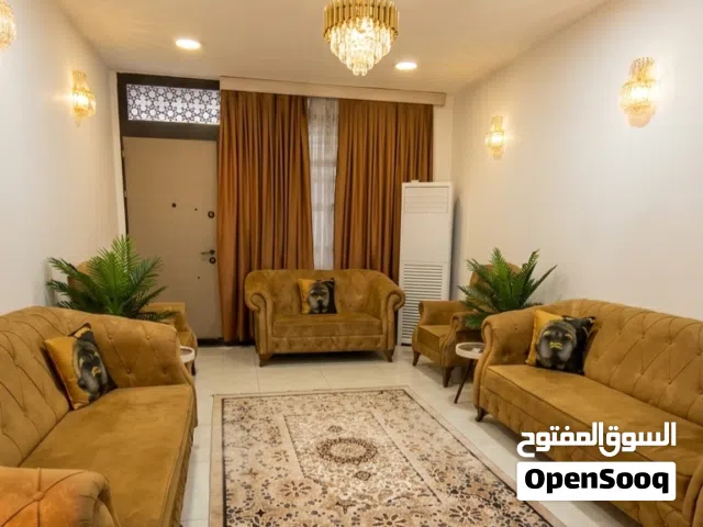 للبيع طقم كنب صالة كامل بحالة ممتازة و ستائر و طاولات  قابل للتفاوض
