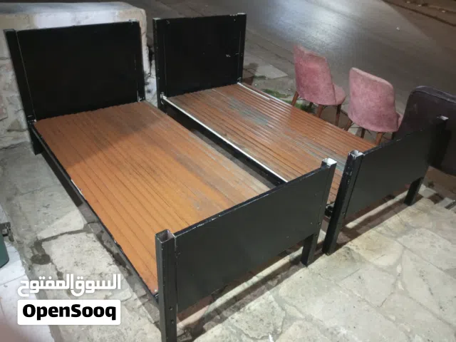 تختين مفرد حديد ثقيل وخشب زان بحالة ممتازة موجودات في الزرقاء الجديدة للبيع