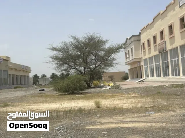 للبيع أربع شقق وعشرة محلات