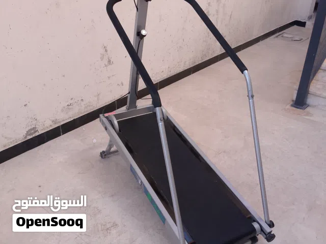 سير رياضة مشي أو جري مع منط اطفال